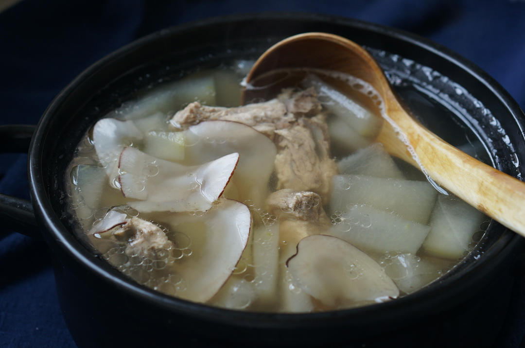 清热润肺靓汤：海底椰雪梨煲排骨