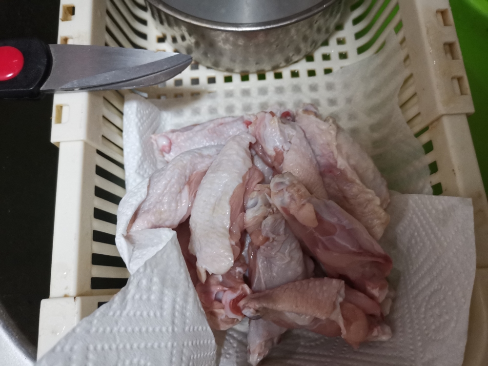 电饭盒腐乳蒸鸡翅配尖椒金针菇的做法 步骤1