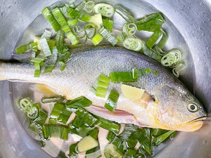 零难度♨️清蒸大黄鱼，肉质超鲜嫩~的做法 步骤2