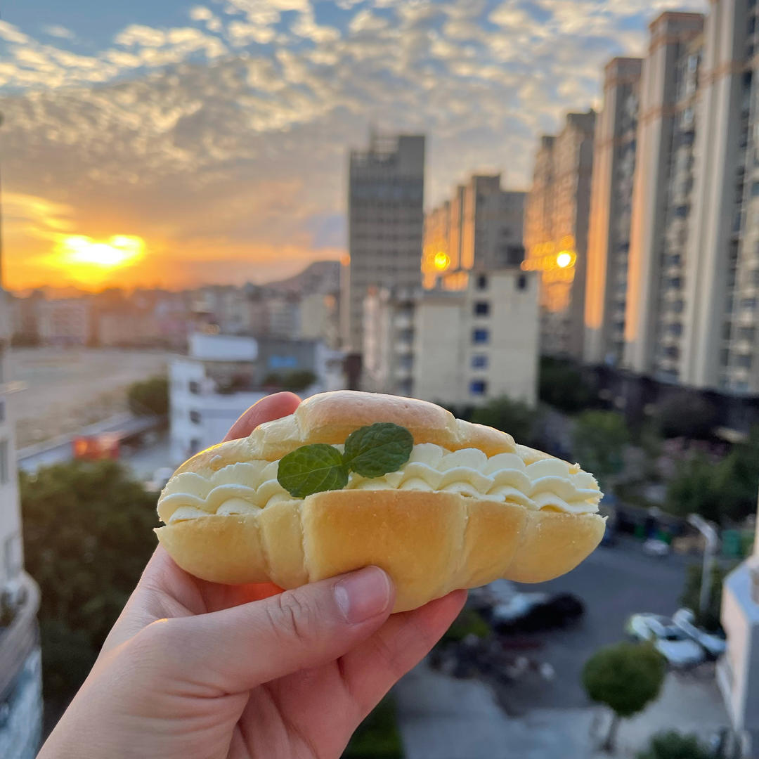 鲜奶油毛毛虫面包