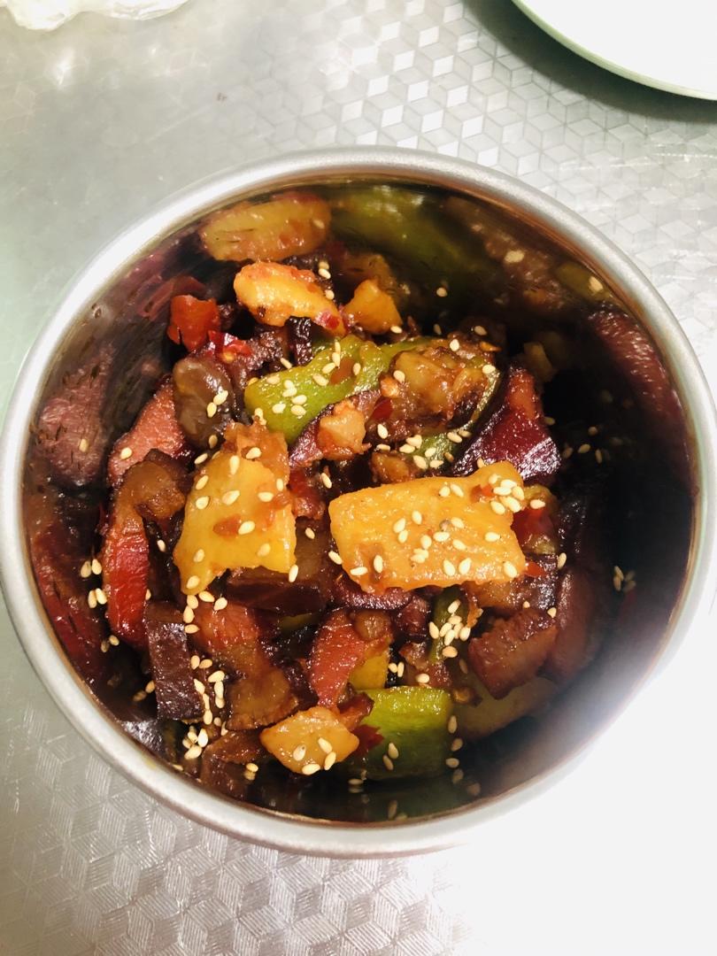 不放一滴油做干锅～土豆片青椒炒腊肉