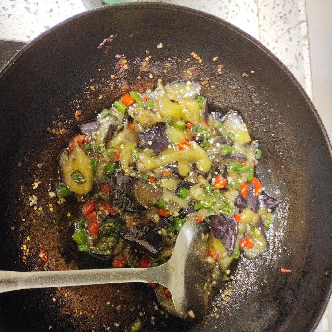 红烧茄子（佐西红柿尖椒）