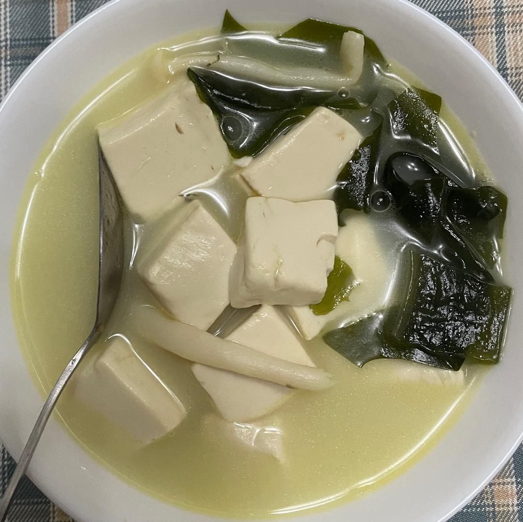 鲫鱼裙带菜豆腐汤