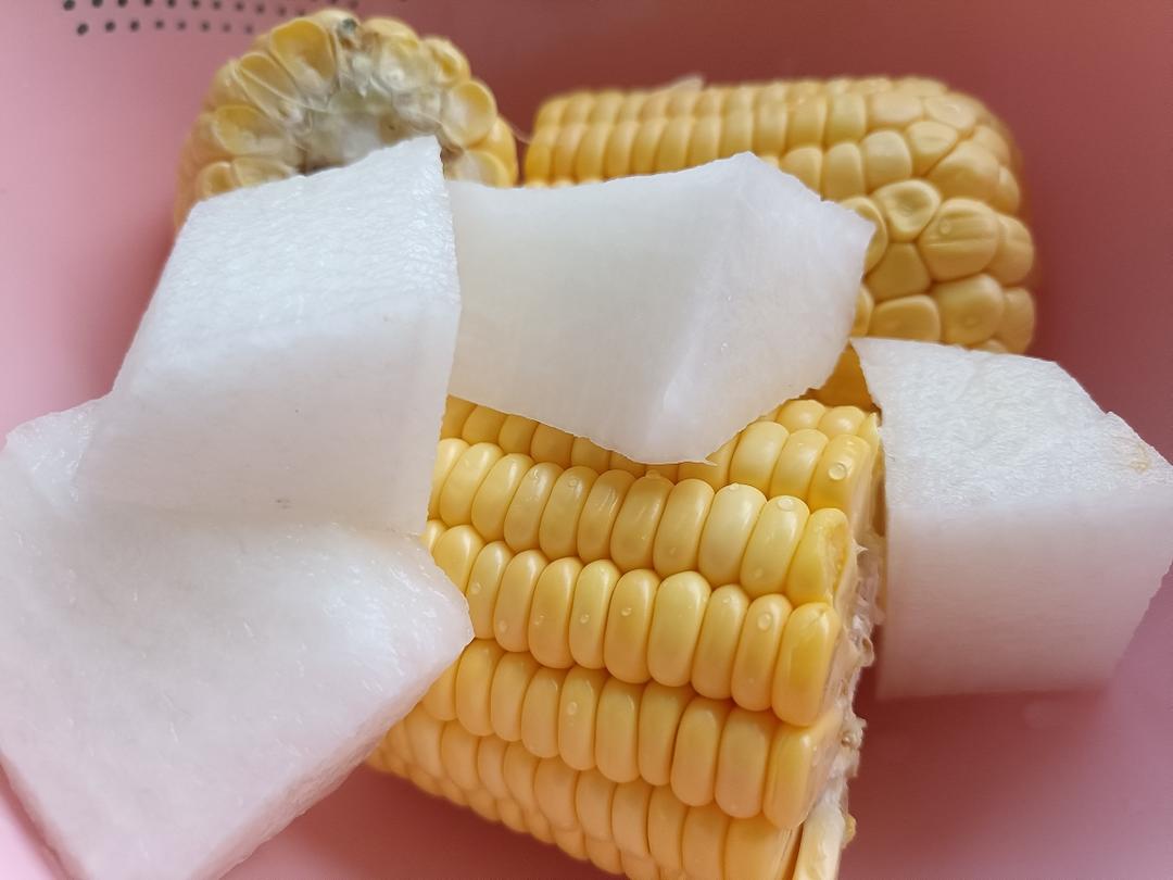 甜玉米白萝卜猪脊骨汤的做法 步骤2