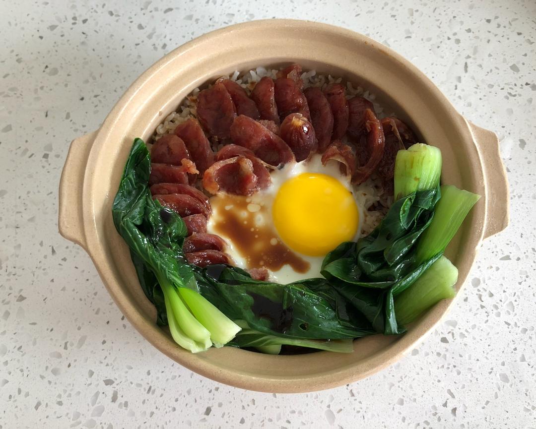 广式腊味煲仔饭