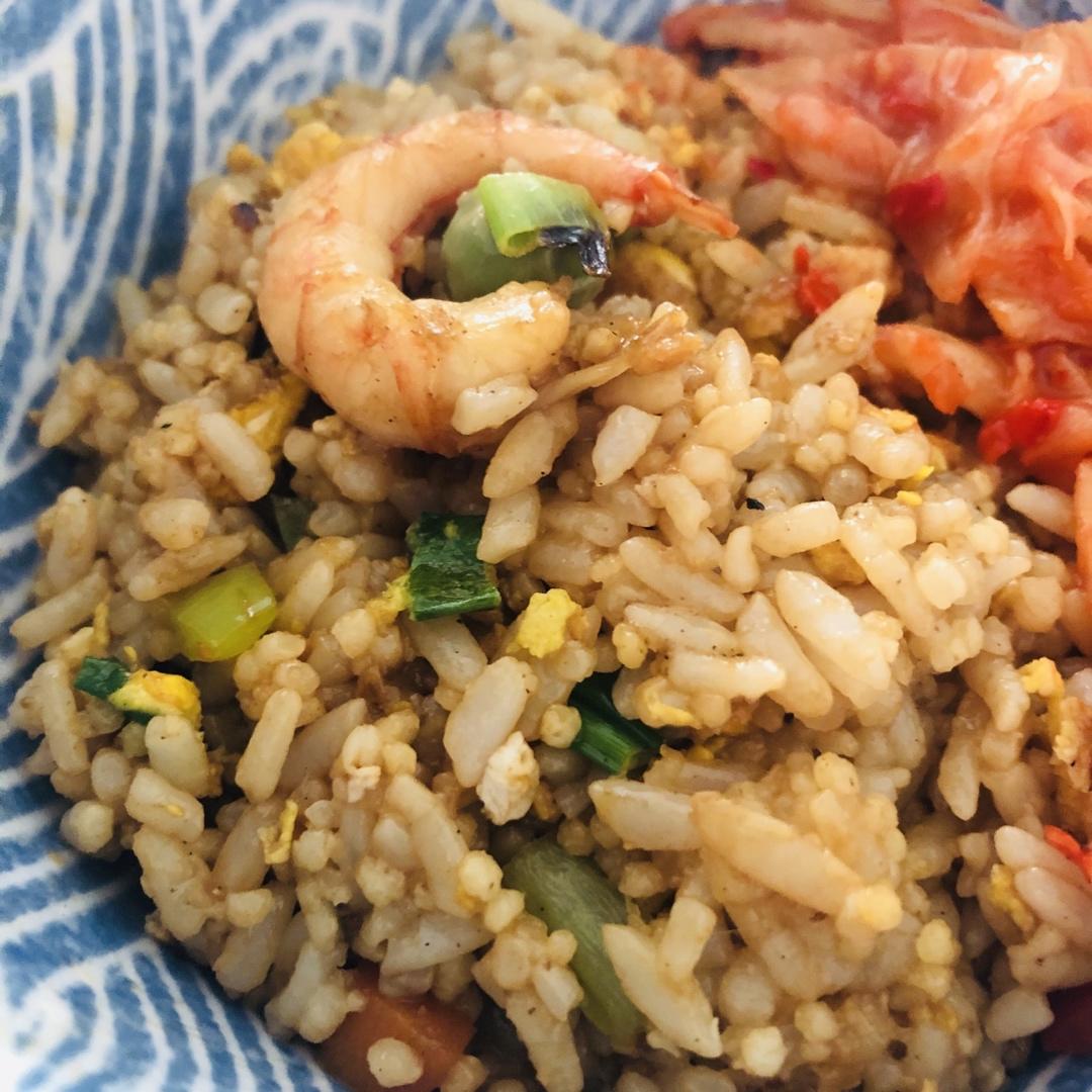 【鲜虾酱油炒饭】