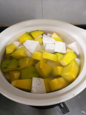 快手南瓜芋头芡实椰汁煲的做法 步骤3