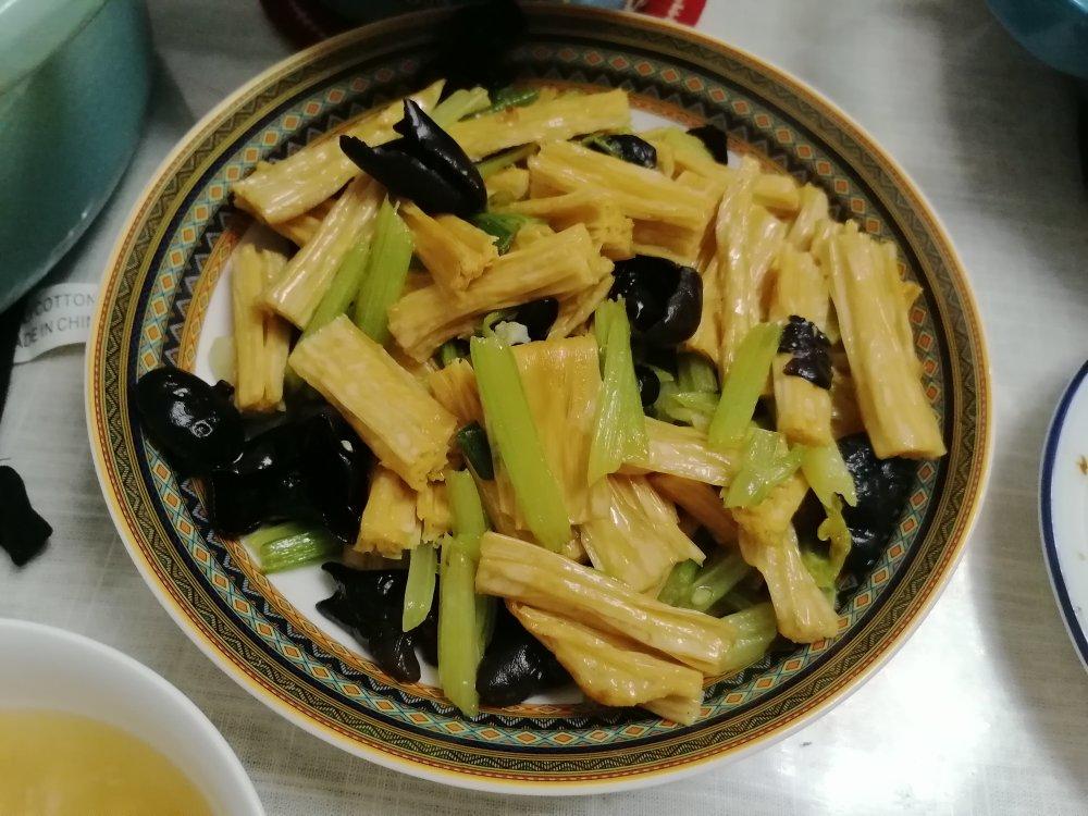 家常快手凉拌菜-西芹腐竹木耳-清爽开胃