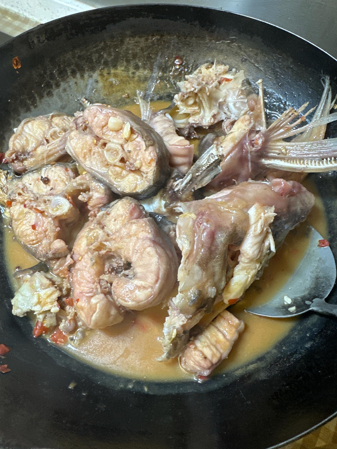 厨师长教你：“大蒜烧鲶鱼”的家常做法，口感细腻味道非常鲜美
