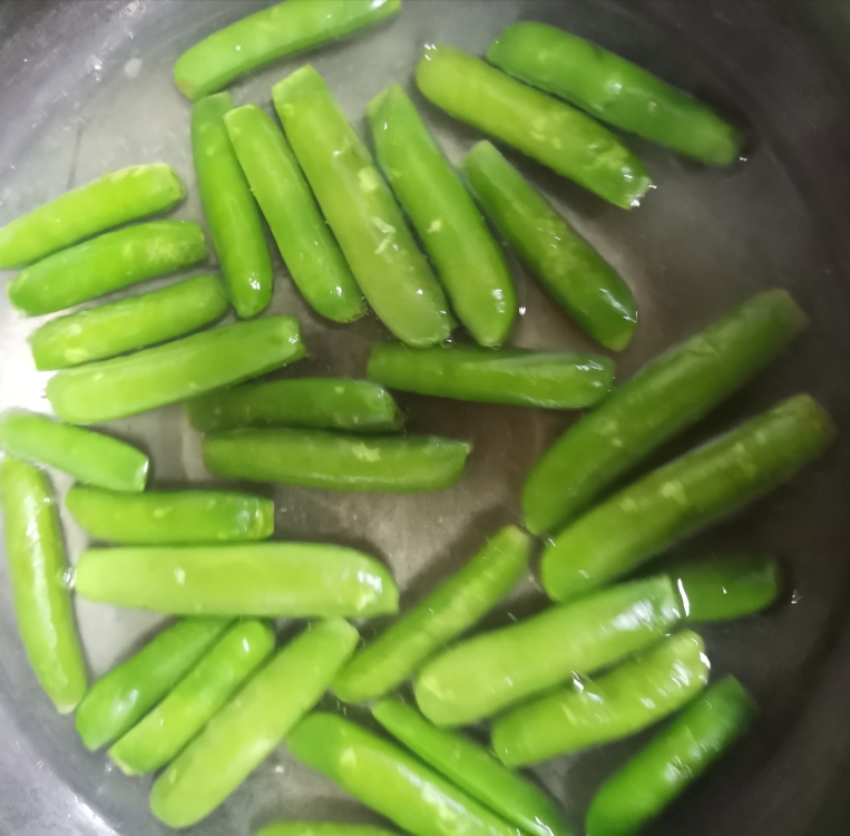清水煮豌豆荚的做法 步骤2