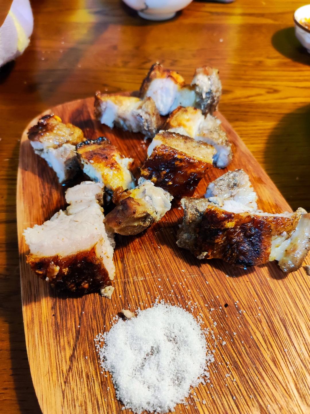 脆皮烧肉，皮酥脆、肉甘香，生烧做法