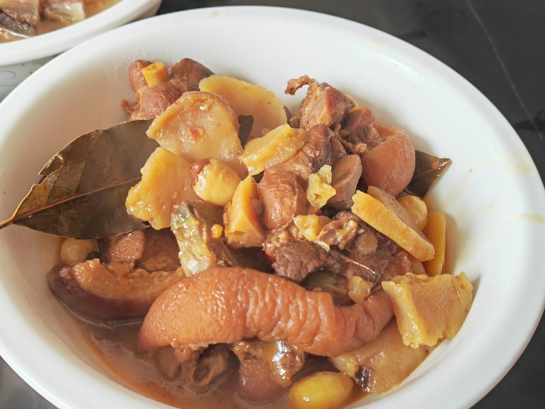 人间美味：砂锅炖猪蹄