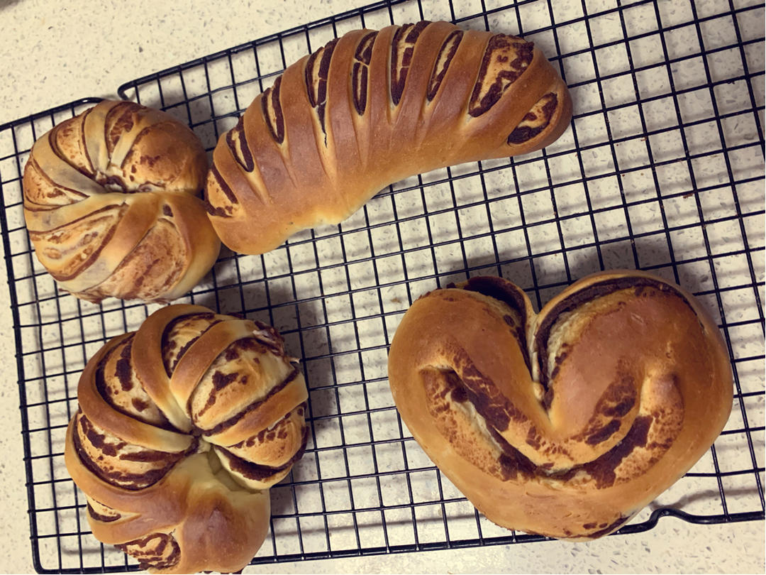 豆沙毛毛虫面包