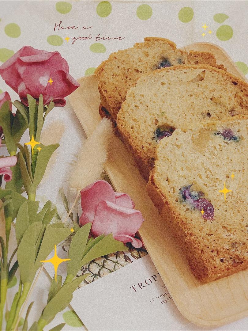 准备祖传的香蕉蓝莓玛芬蛋糕