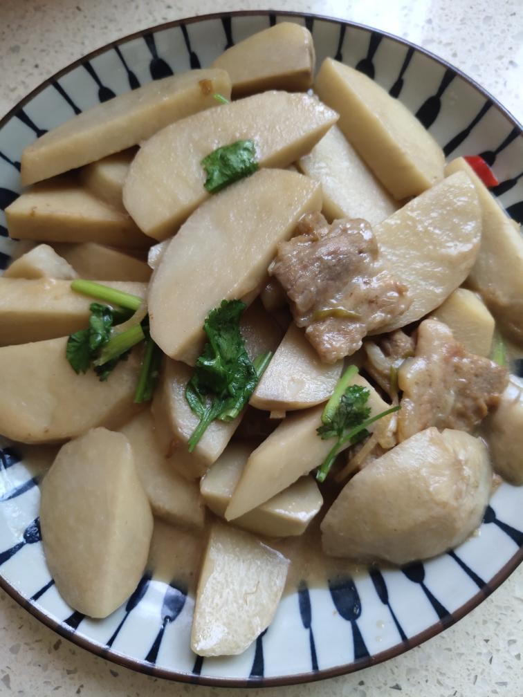 五花肉炖芋头的做法