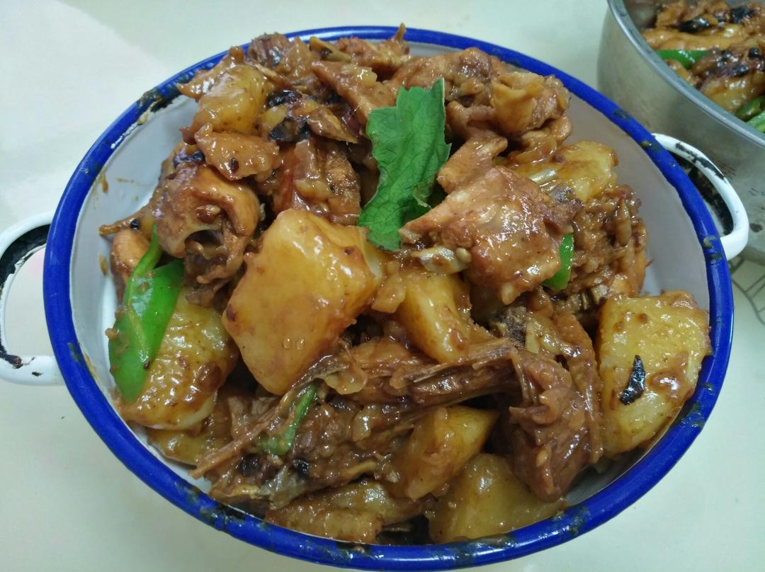 土豆焖鸡块