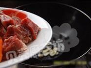 椰香牛肉煲的做法 步骤3