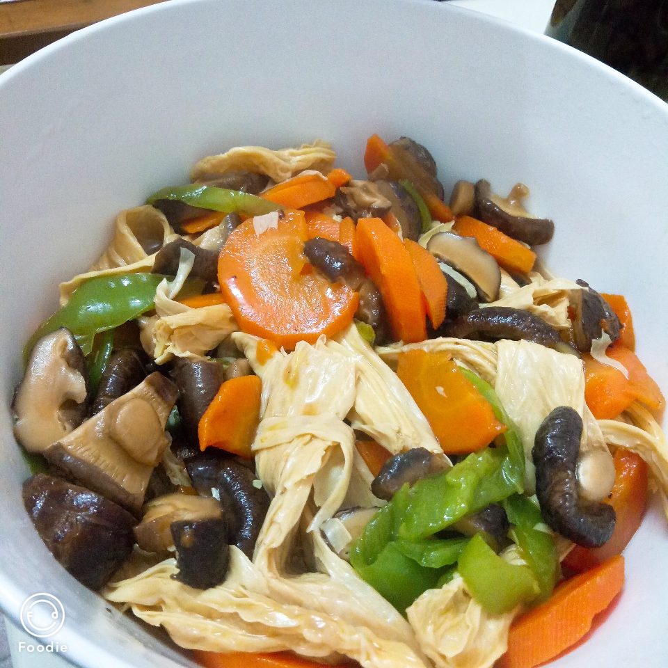 素食·蚝油焖香菇胡萝卜加上青椒腐竹的做法
