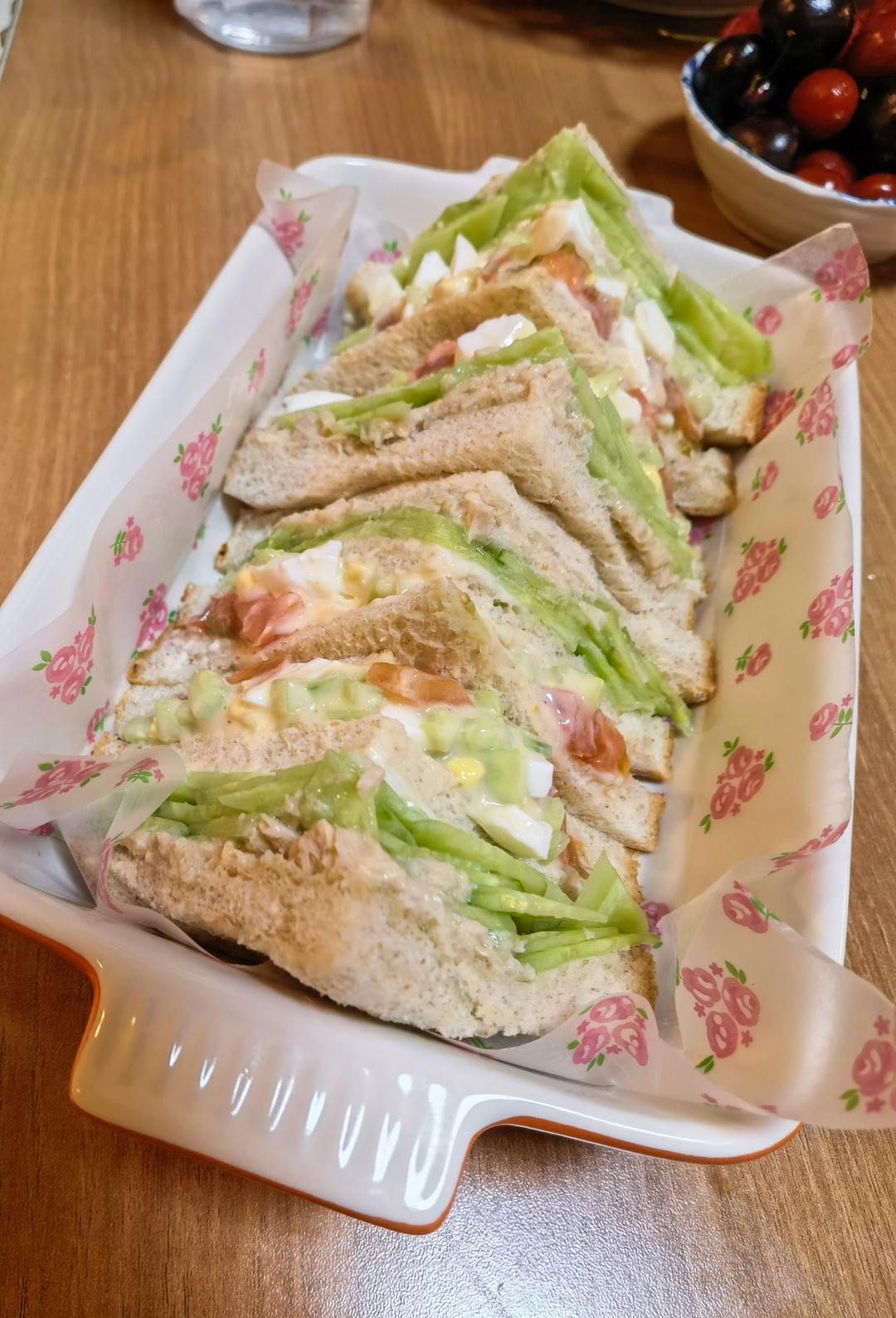 金枪鱼鸡蛋沙拉三明治