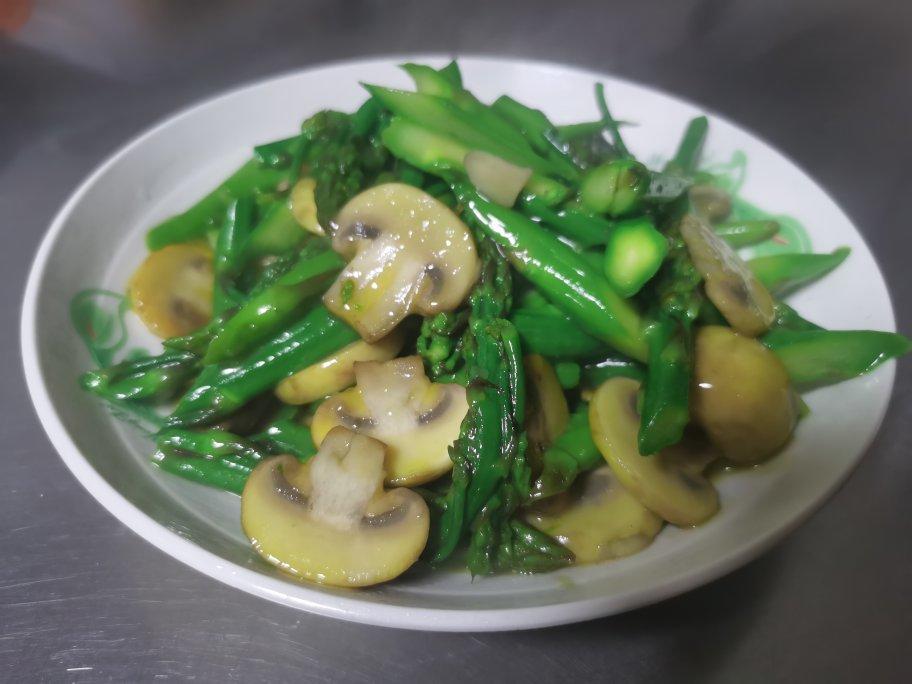 芦笋炒蘑菇