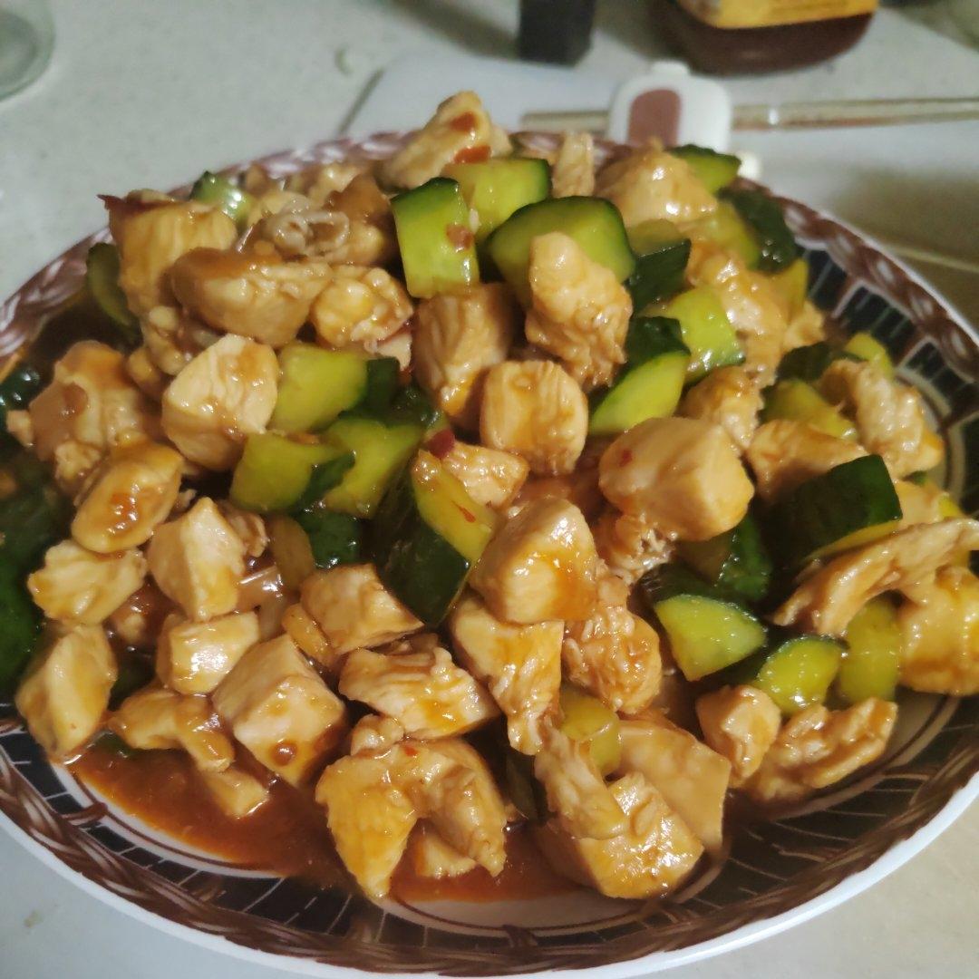 家常快手宫保鸡丁，小朋友也能吃的微辣版，小白也能复刻95%形似，90%味道！