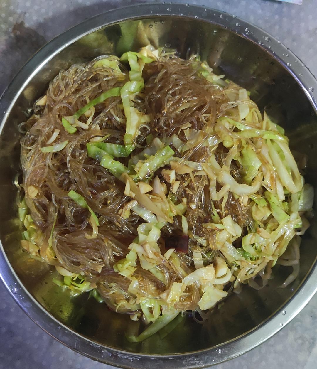 最近爱吃粉丝粉条～包菜炒粉丝