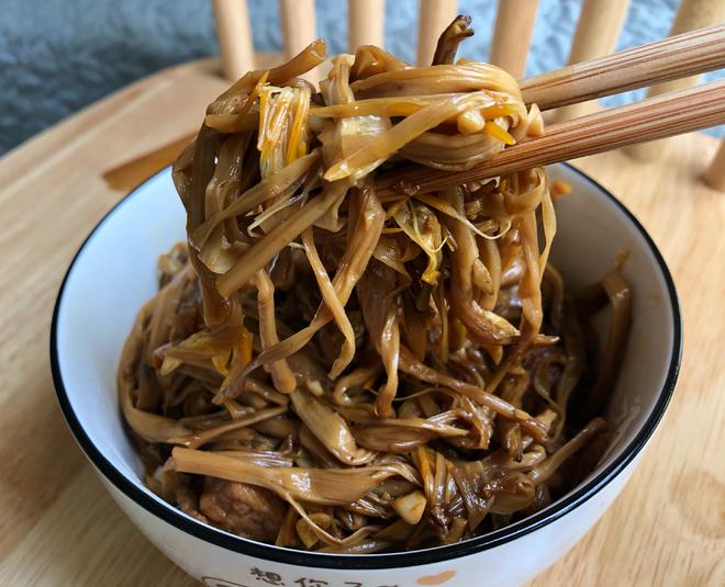 超下饭的菜！黄花菜焖肉的做法