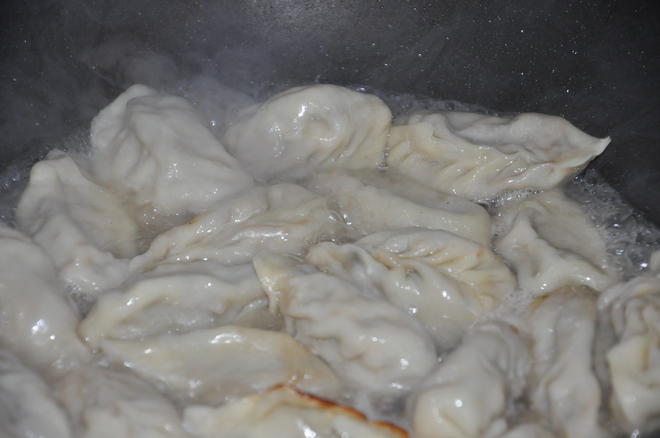 水煎饺（可以用生饺子也可以煮熟的）的做法