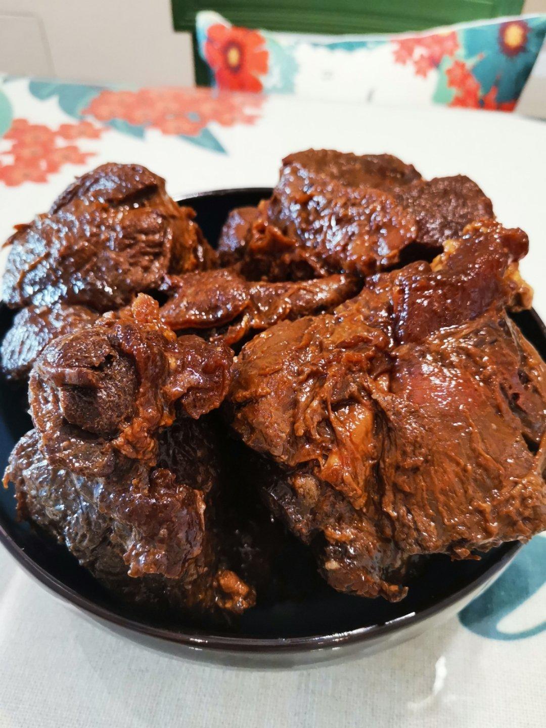 漂亮的苹果做的五香酱牛肉