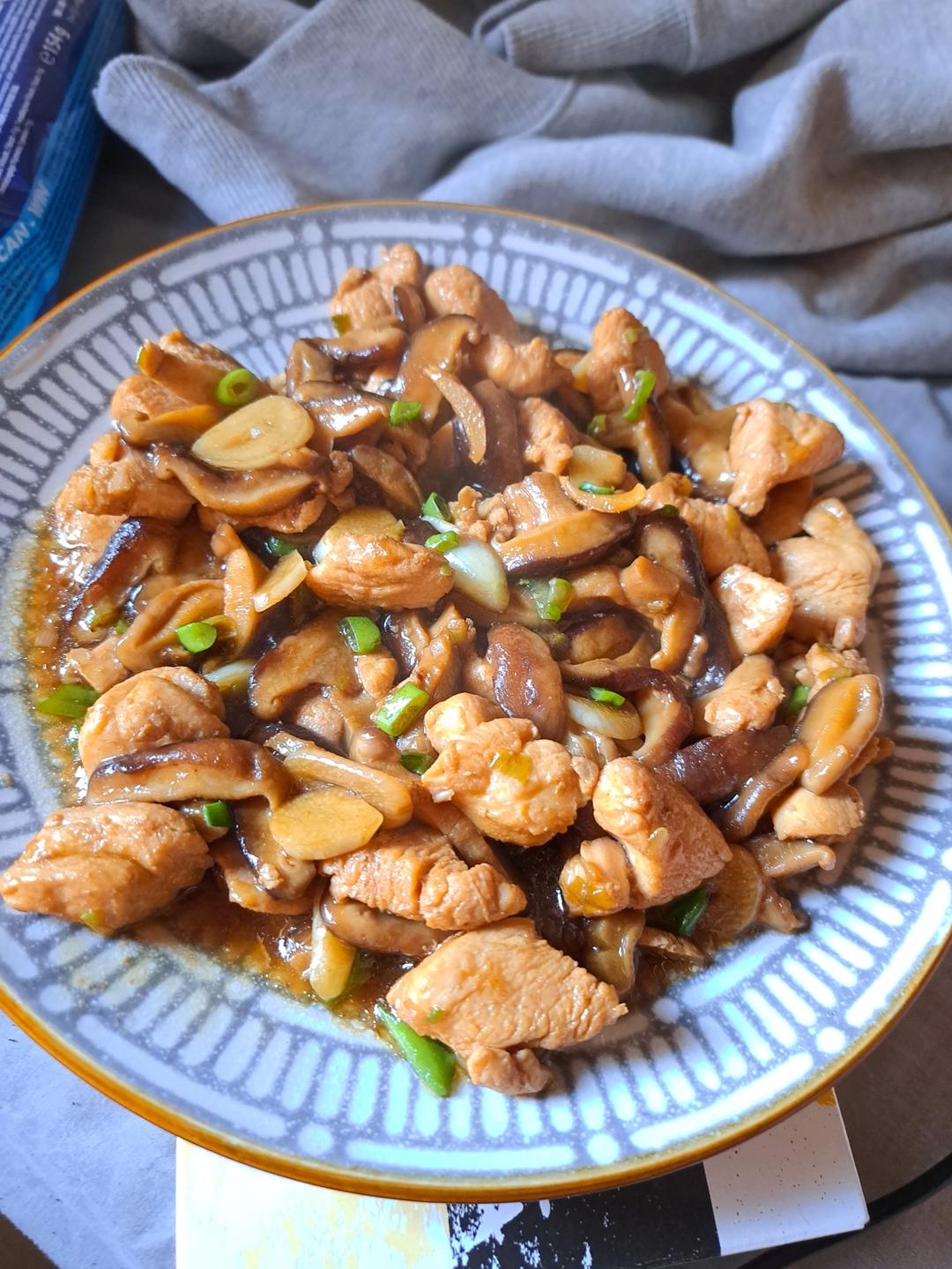 ❤️香菇滑鸡：鸡肉滑嫩，香菇入味‼️