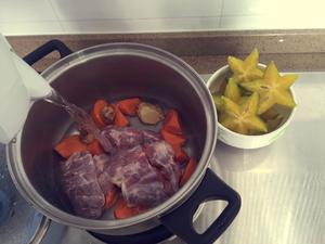 杨桃红萝卜瘦肉汤的做法 步骤3