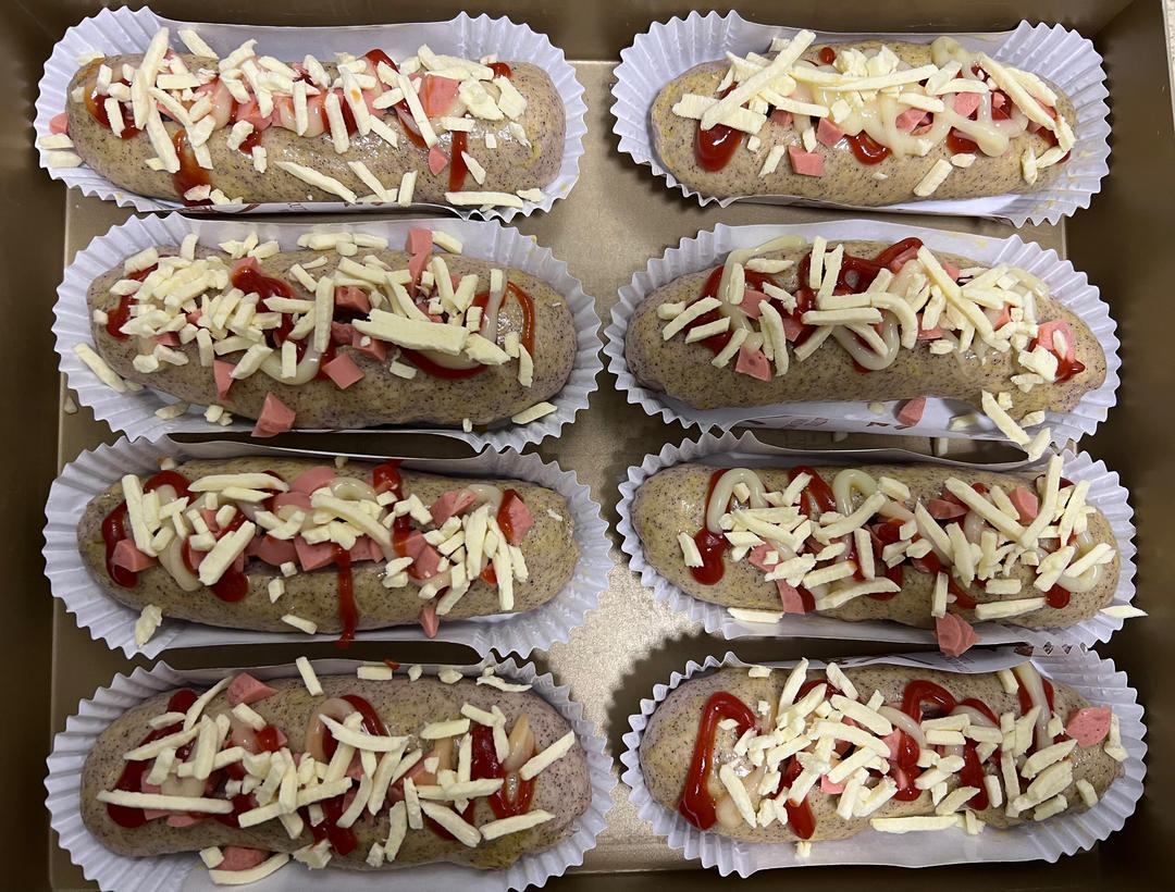 超级好吃的香葱烤肠肉松沙拉酱面包