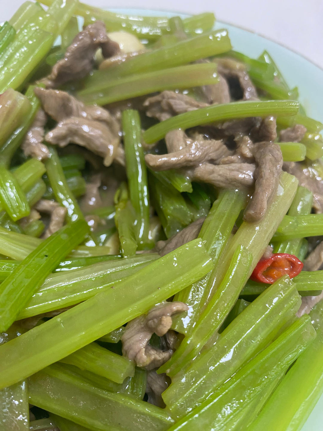 好吃到邻居敲门蹭饭的芹菜炒牛肉！