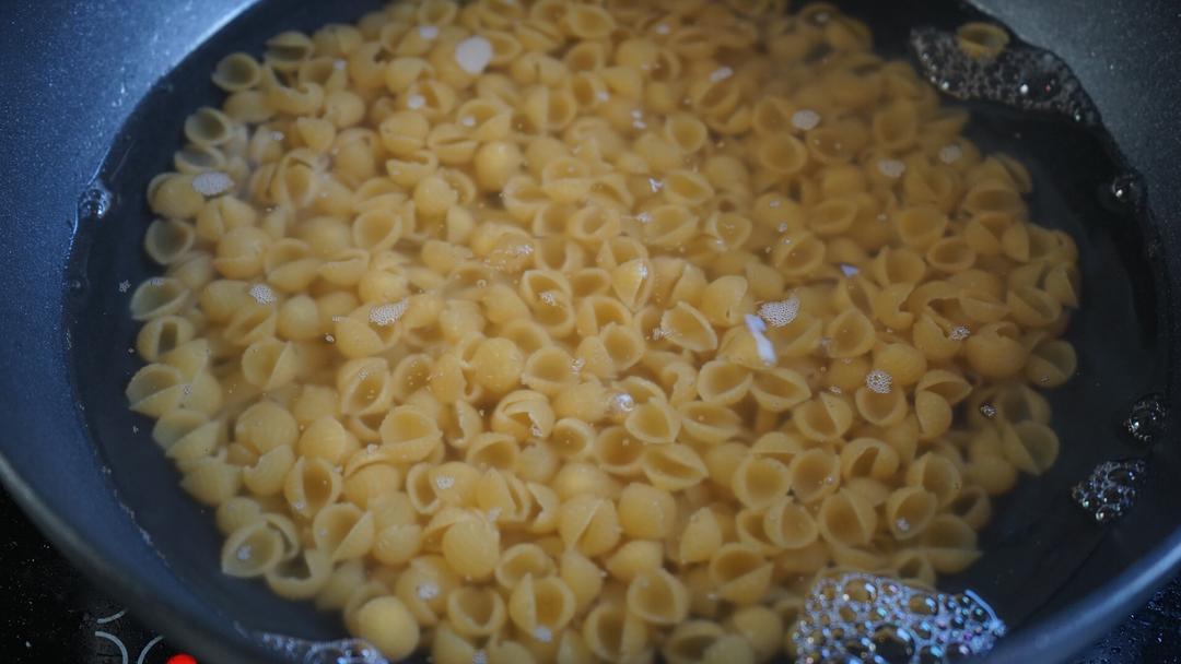 火腿玉米贝壳面沙拉 Creamy Seashells pasta salad with ham, corn and pea的做法 步骤1