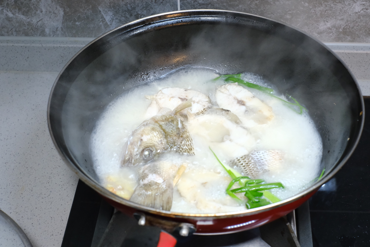 奶白鲜香的鲈鱼豆腐汤的做法