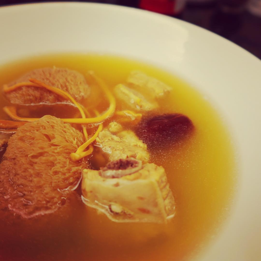 猴头菇虫草花竹荪排骨汤