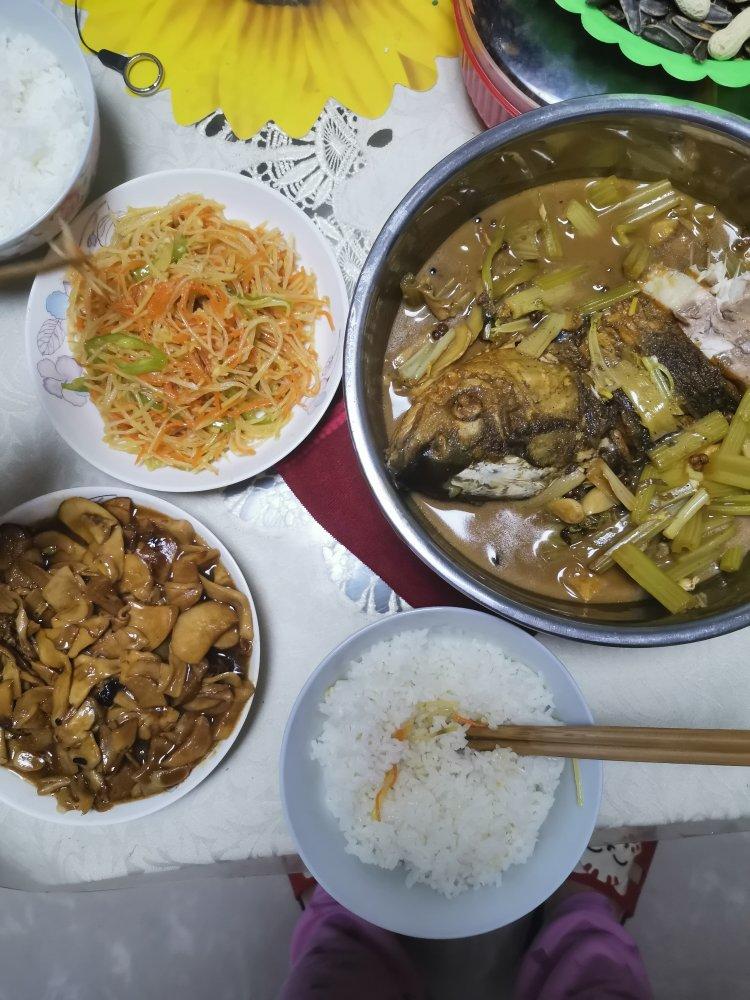 家常版之红烧鲤鱼泡饼