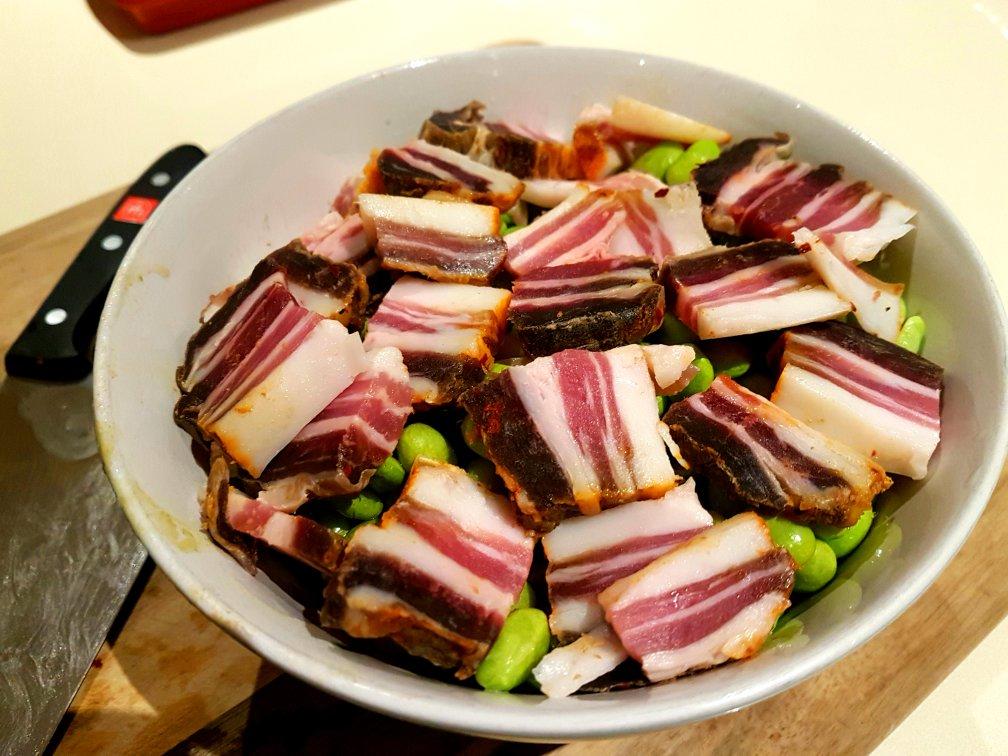 蒸熟之后毛豆就不绿了,喜欢吃下面的毛豆,辣腊肉是自己晒的也好吃