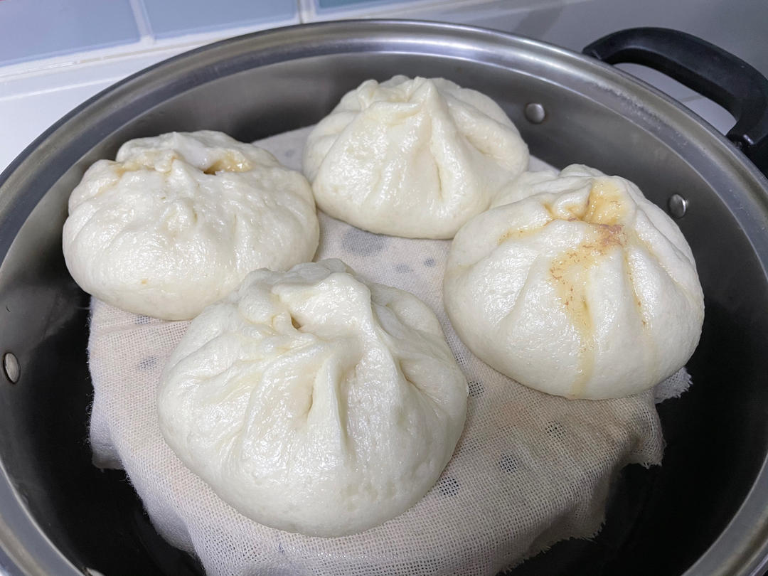 松软多汁的肉包子