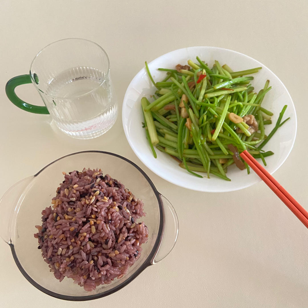 香芹炒肉家常下饭菜！