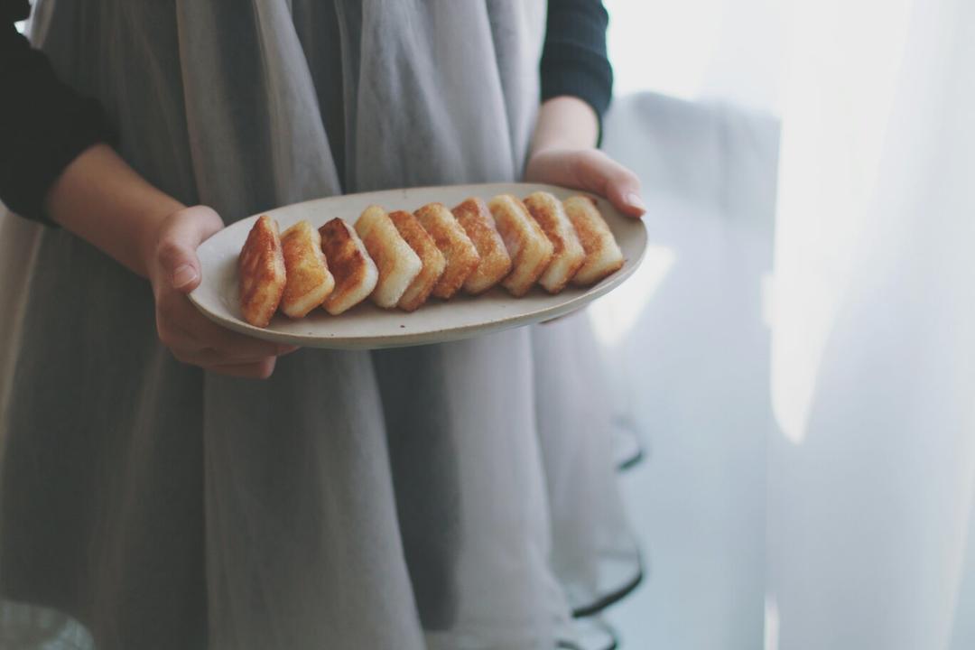 葵树子做的端盘子的小姑娘