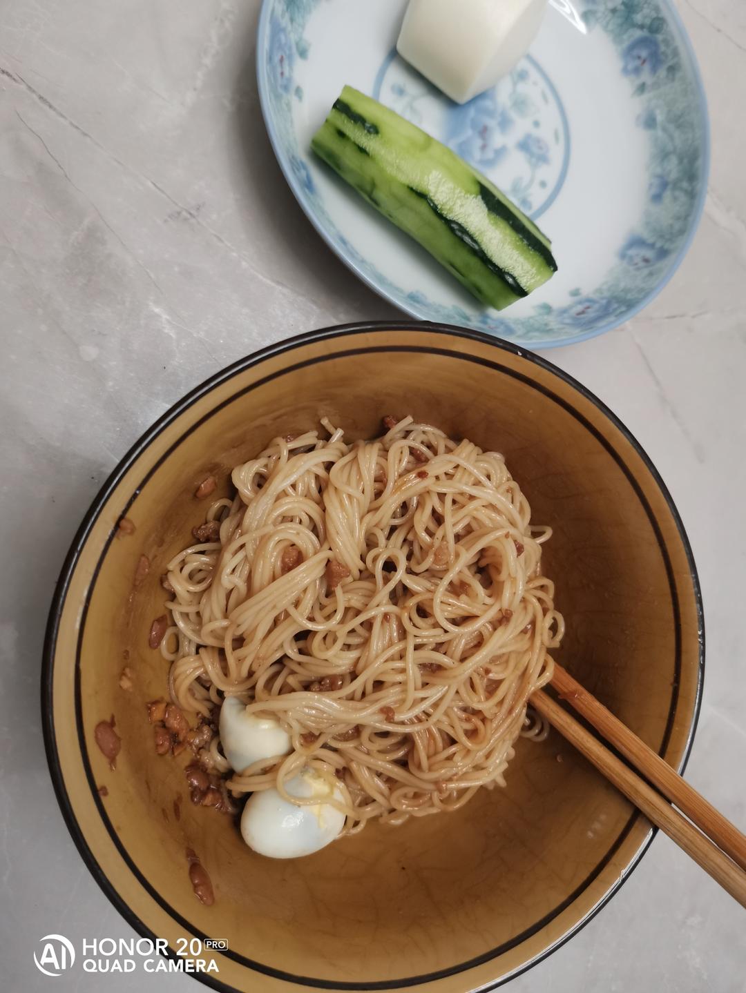 一家四口早餐：杂酱面、芝士香蕉饼
