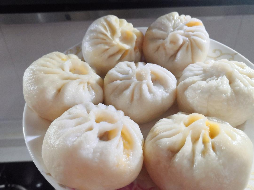 松软多汁的肉包子
