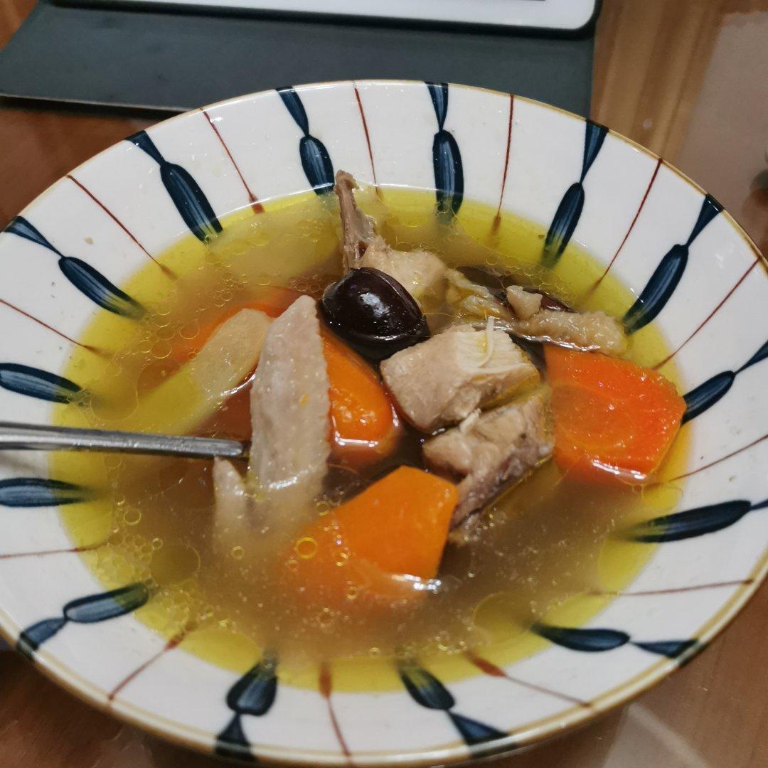 简单好喝的玉米胡萝卜炖鸡汤🍲