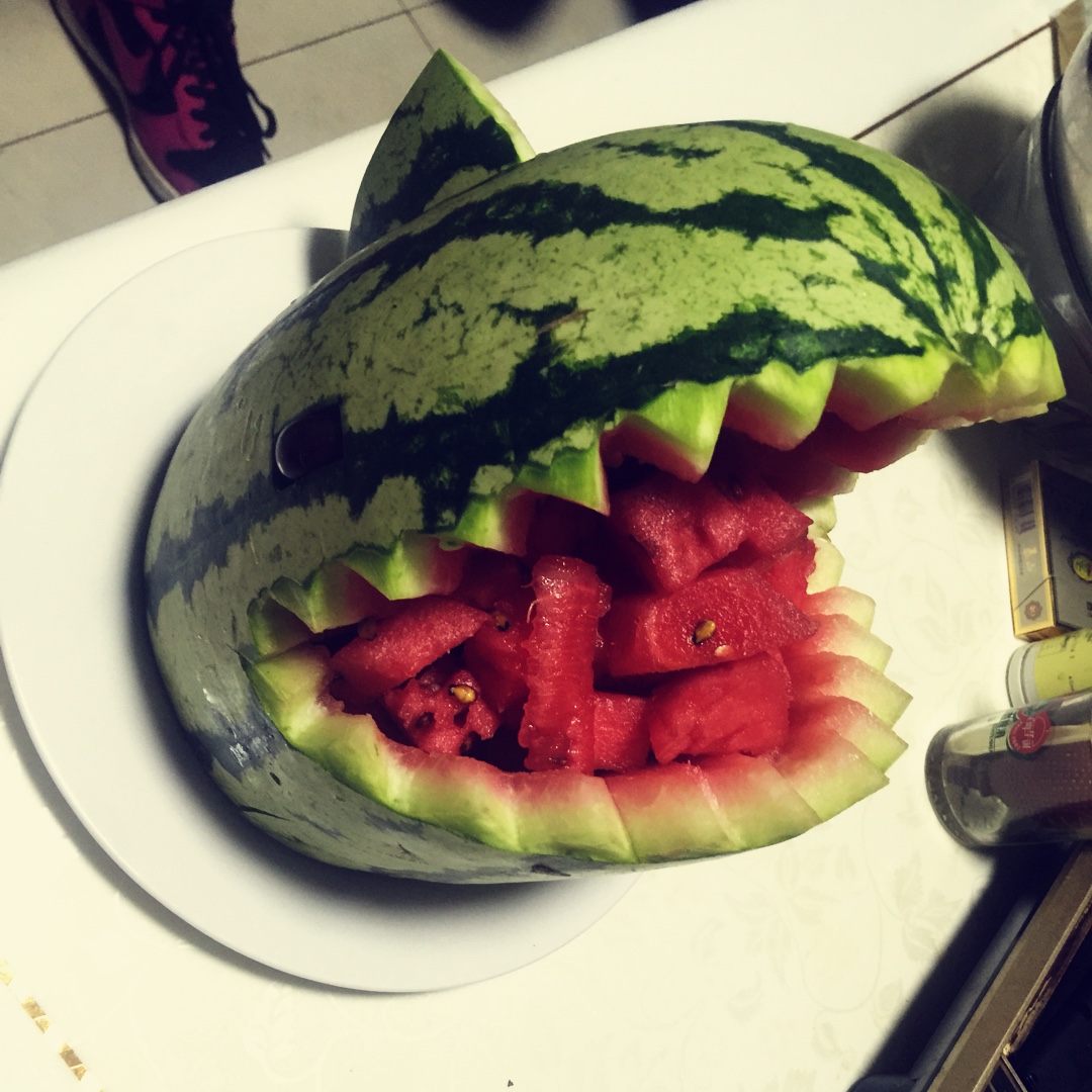 超级酷炫的鲨鱼西瓜雕