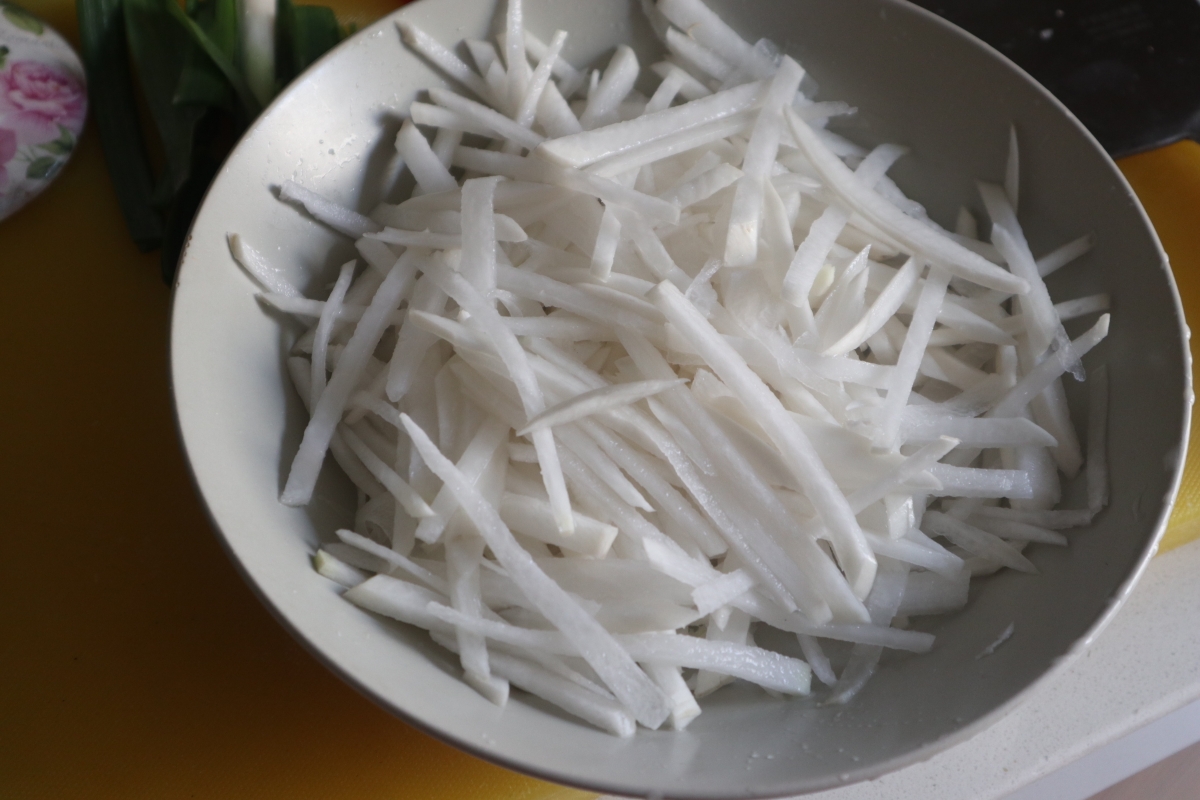 冬季款米饭杀手腊肠炒萝卜丝的做法 步骤1