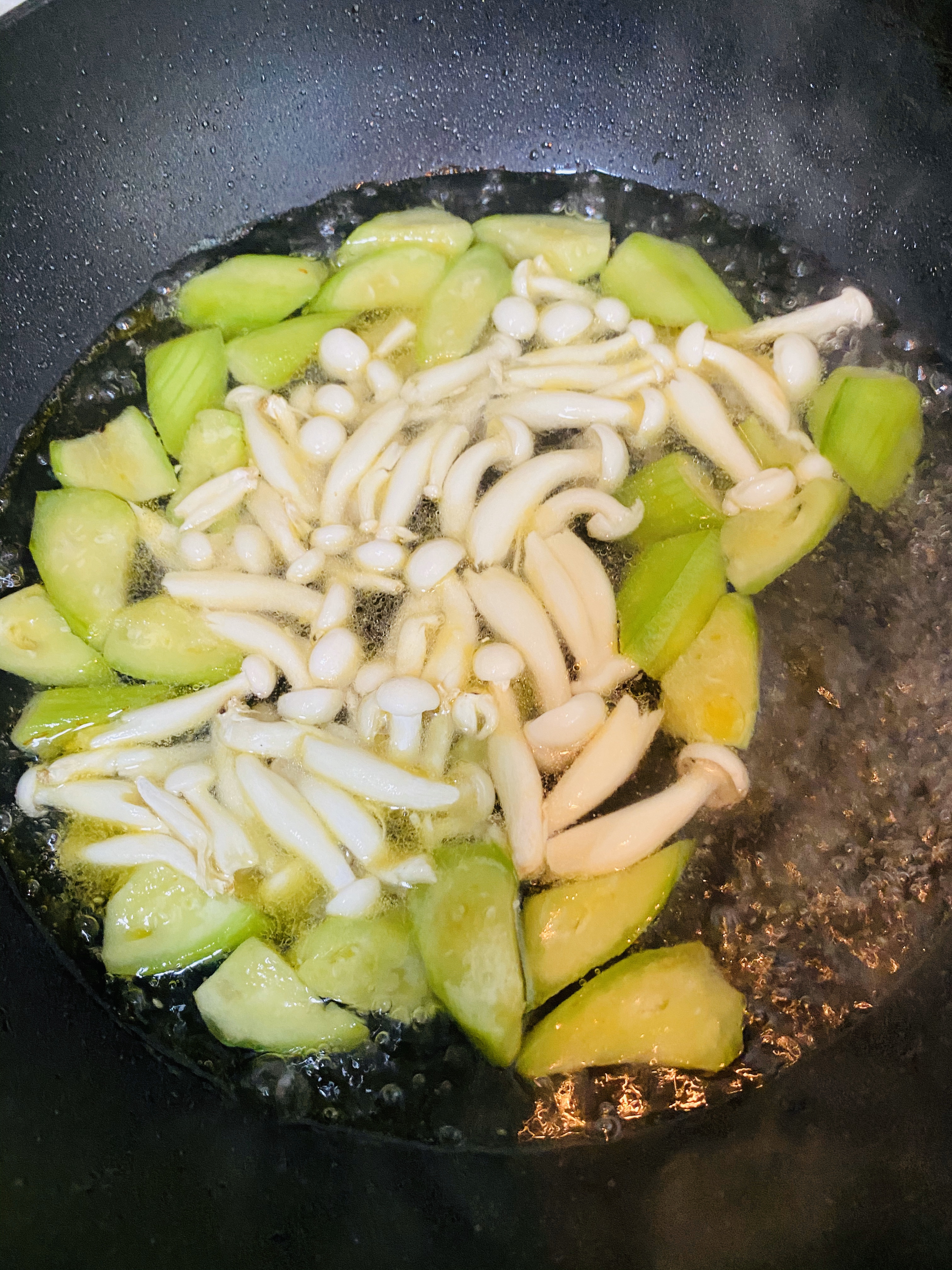丝瓜白玉菇汤的做法 步骤3