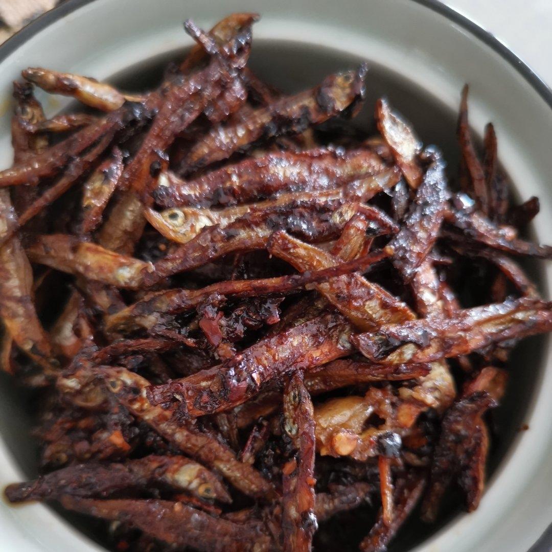 煎炒小银鱼