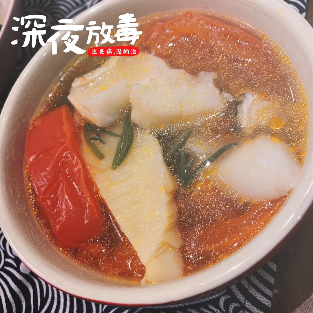番茄冬笋鳕鱼汤。