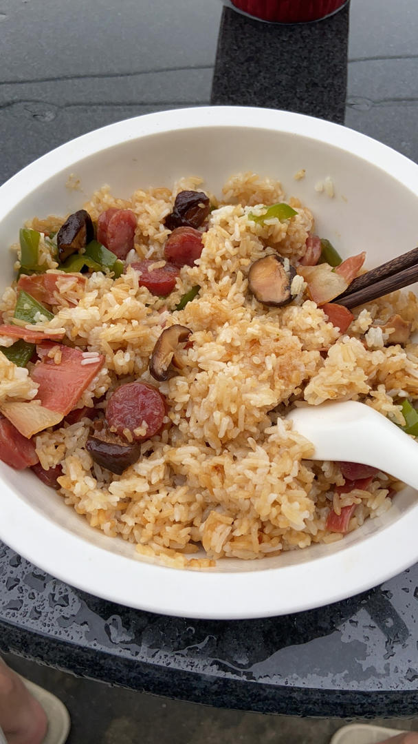 腊味煲仔饭，20分钟饭菜同出